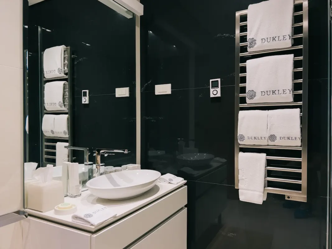 Transformez votre salle de bain en un havre de style et de confort avec notre sélection de sèche-serviettes design - l'alliance parfaite d'élégance et d'efficacité.