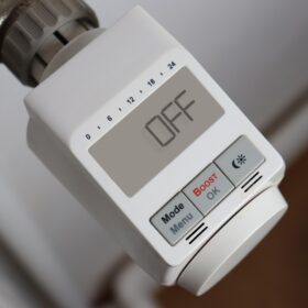 Réglage d’un boîtier de commande pour radiateur électrique via écran tactile