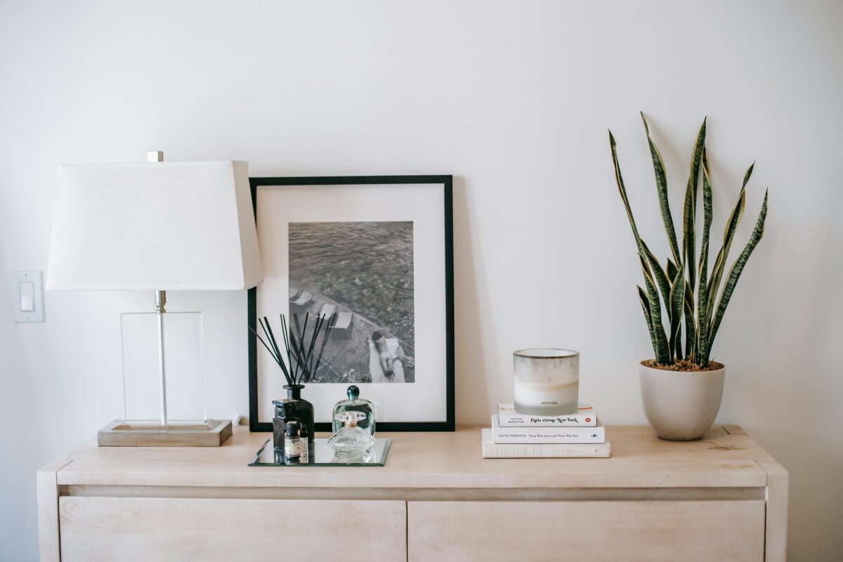 Thermostat connecté de chauffage sur mur blanc dans un intérieur moderne