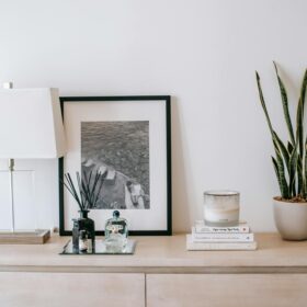 Thermostat connecté de chauffage sur mur blanc dans un intérieur moderne